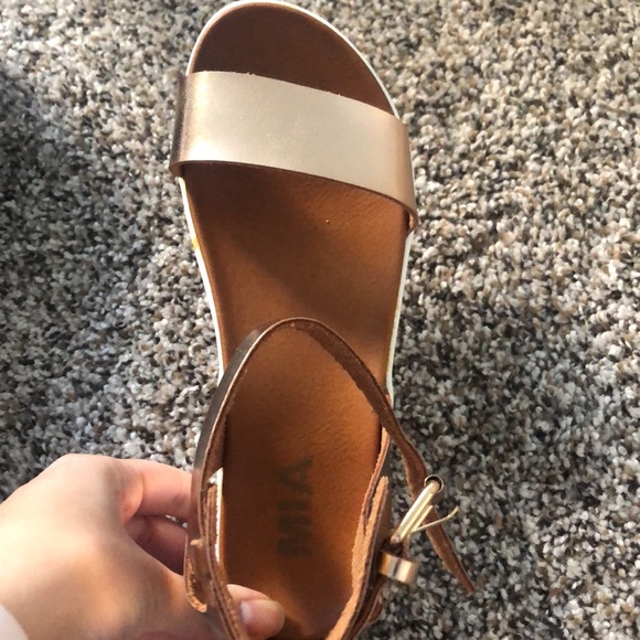 NEW NEVER WORN Gold Platform Sandals - Picture 2 of 2